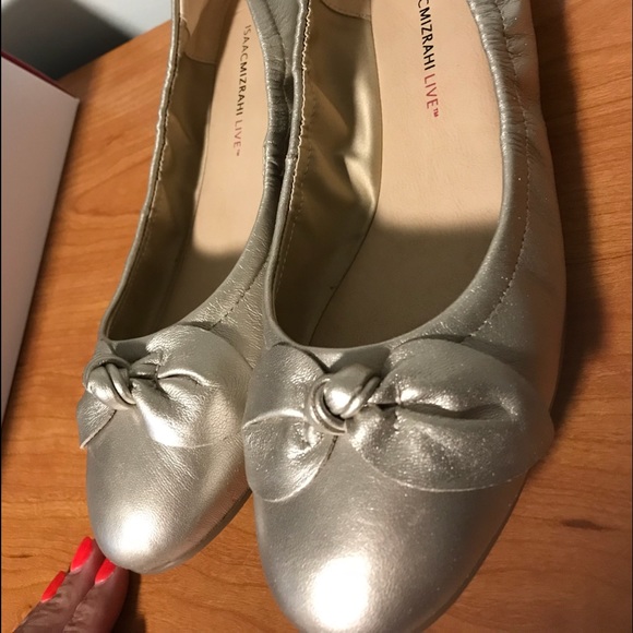 Isaac Mizrahi Shoes - Isaac Mizrahi gold leather ballet flats 9.5